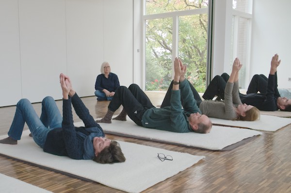 Feldenkrais Bewusstheit durch Bewegung, Gruppenstunde